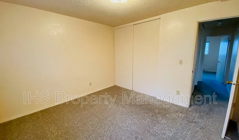 1913 Hoxie Ave #C — Photo 9
