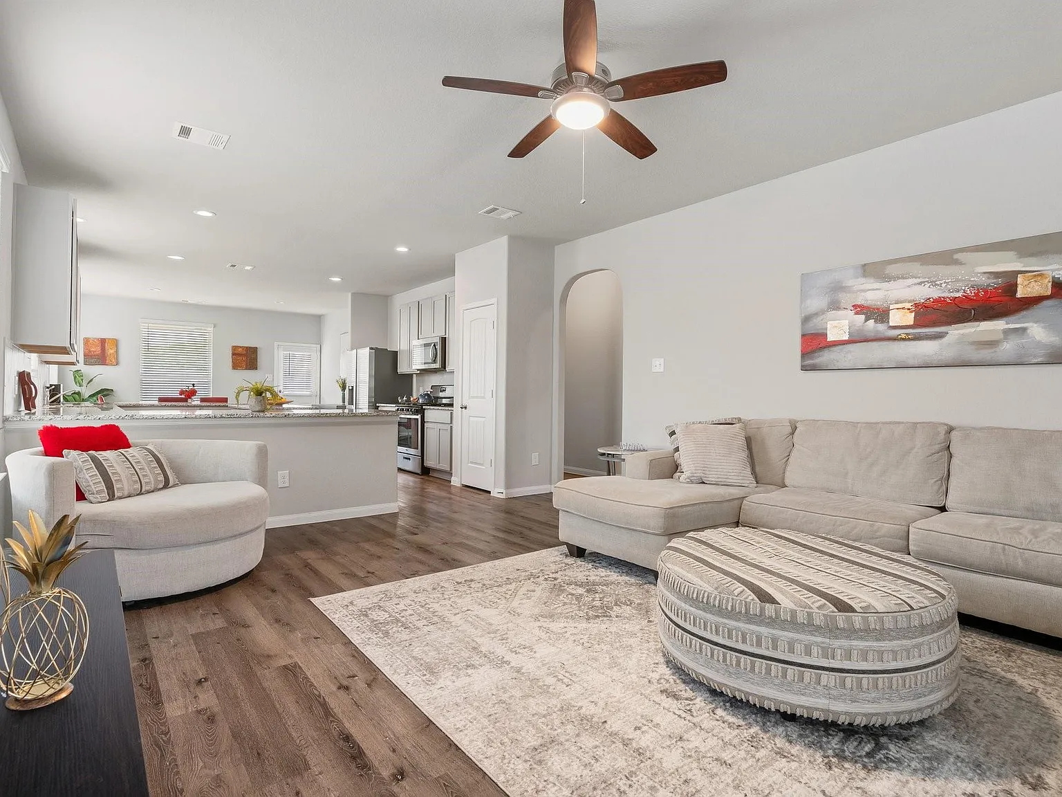 4 bed, 2.5 bath, 2628 sqft, $2,600 — Photo 2