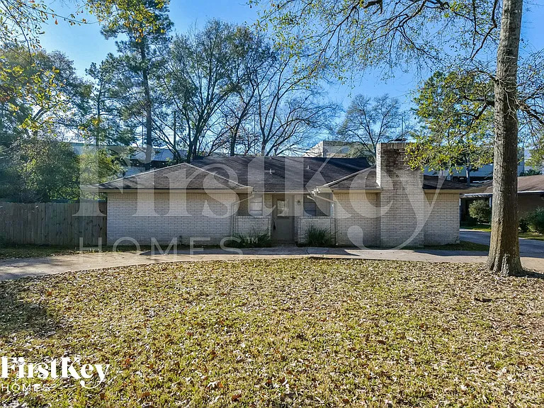 214 Oakwood Dr — Photo 1