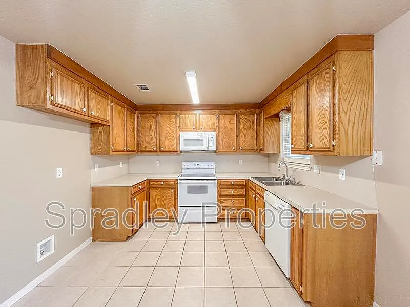 3 bed, 2.0 bath, 1369 sqft, $1,650 — Photo 3