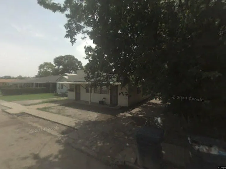 606 Yvonne St #B — Photo 1