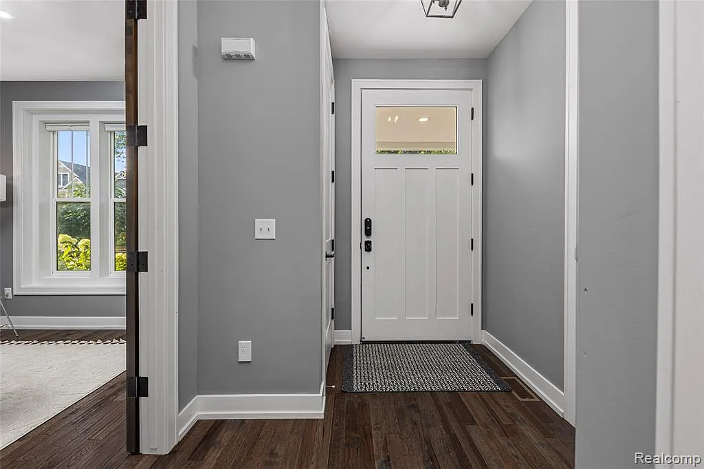 3 bed, 2.5 bath, 2331 sqft, $6,000 — Photo 4