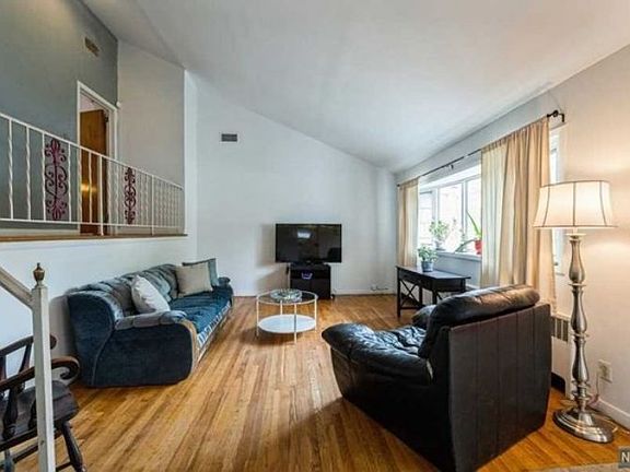 5th image of 552 Boulevard