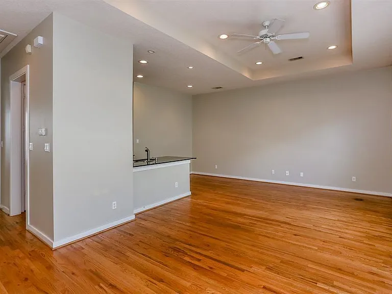 4030 Center St — Photo 3