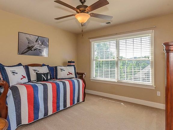 5th image of 402 Maclaren Way