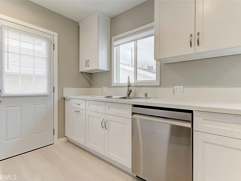 10935 Nassau Ave — Photo 12