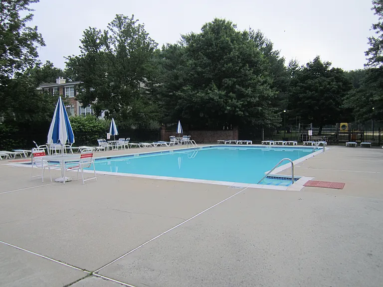 92 Versailles Ct — Photo 27