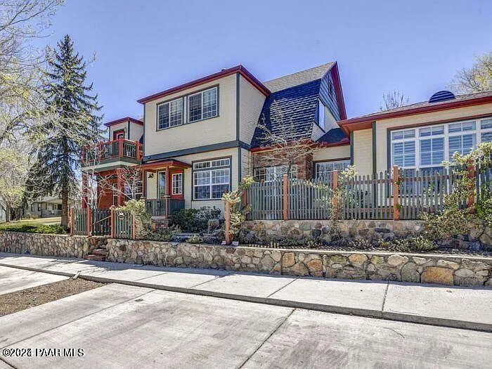 325 E Union St — Photo 4