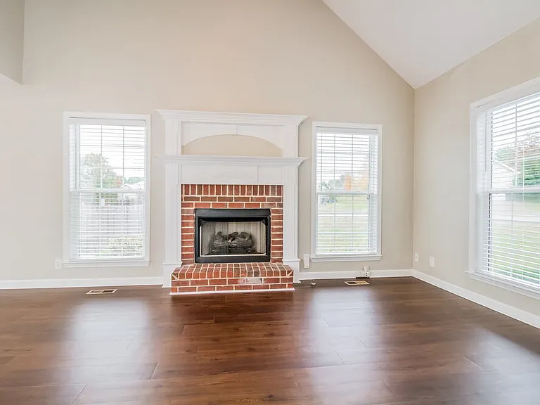 2910 Iona Dr — Photo 2