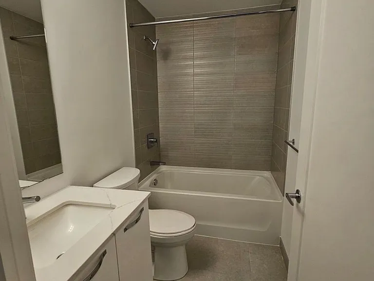 75 James St S #2005 — Photo 10