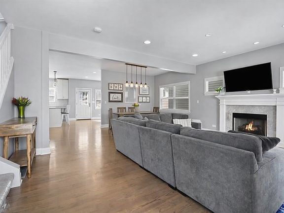 5th image of 3834 N Milwaukee Ct