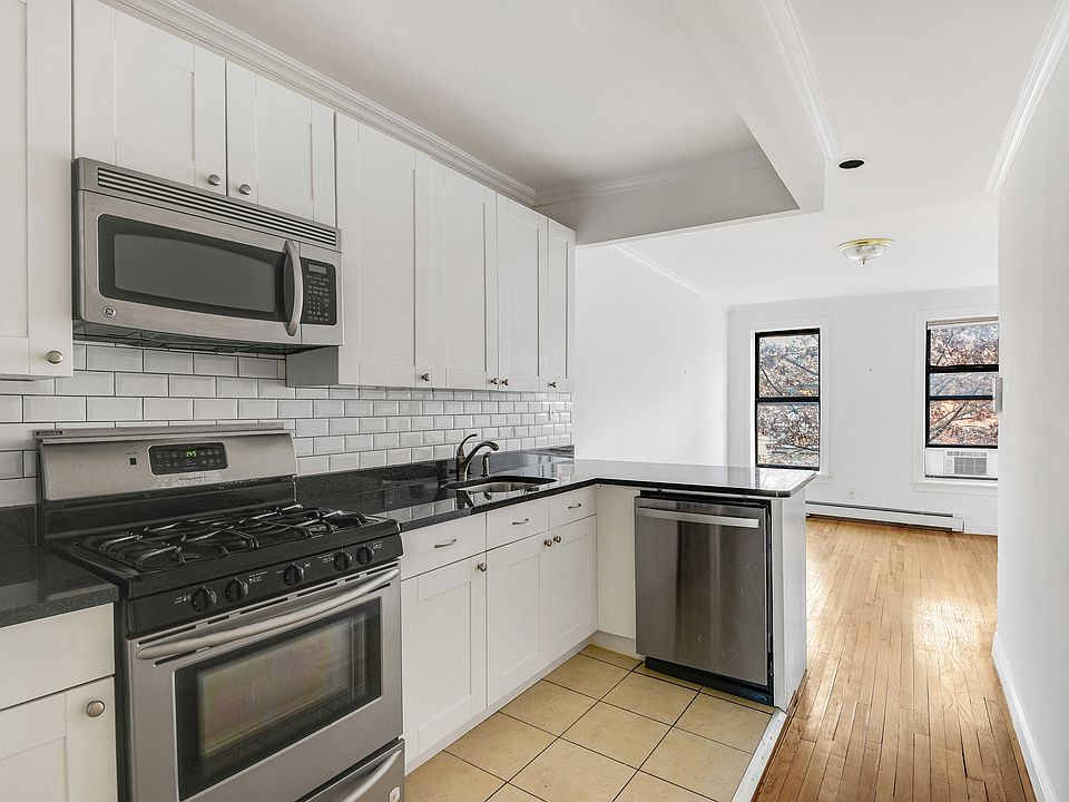 1st image of 706 Sackett St APT 3L