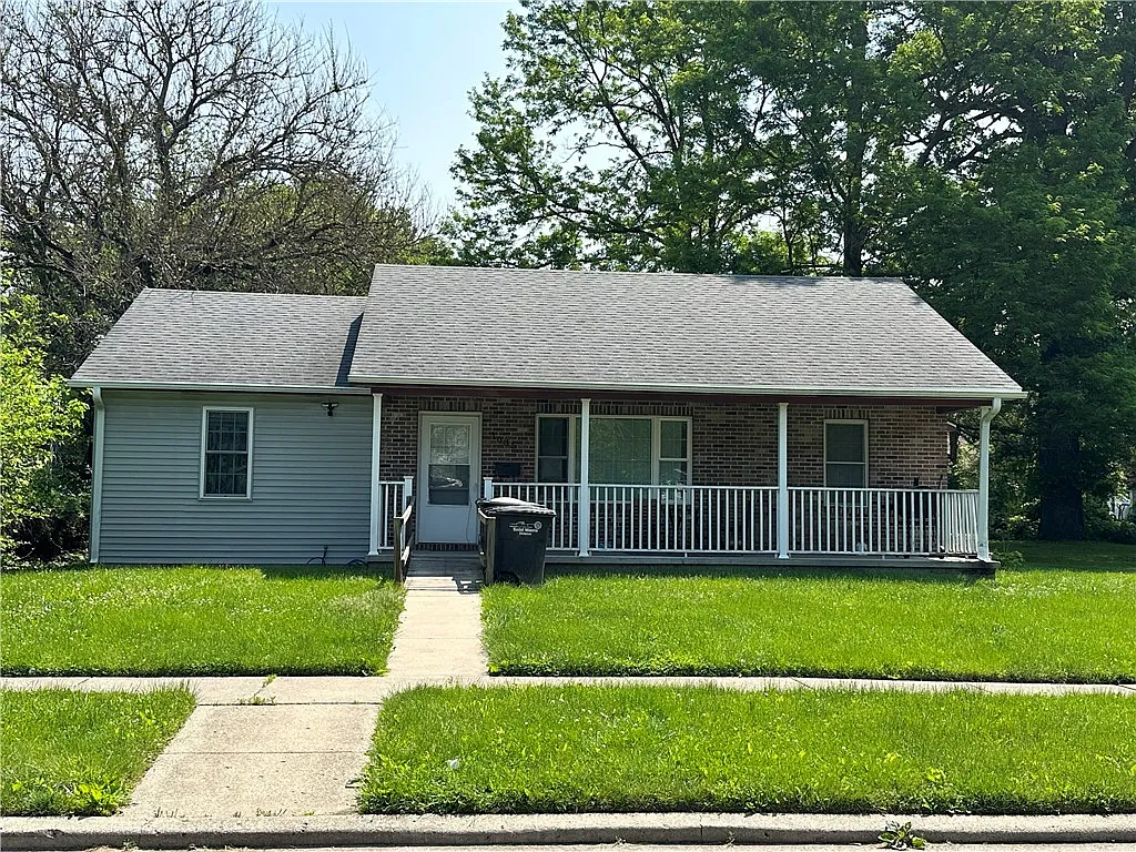 1035 Robinson St photo 1