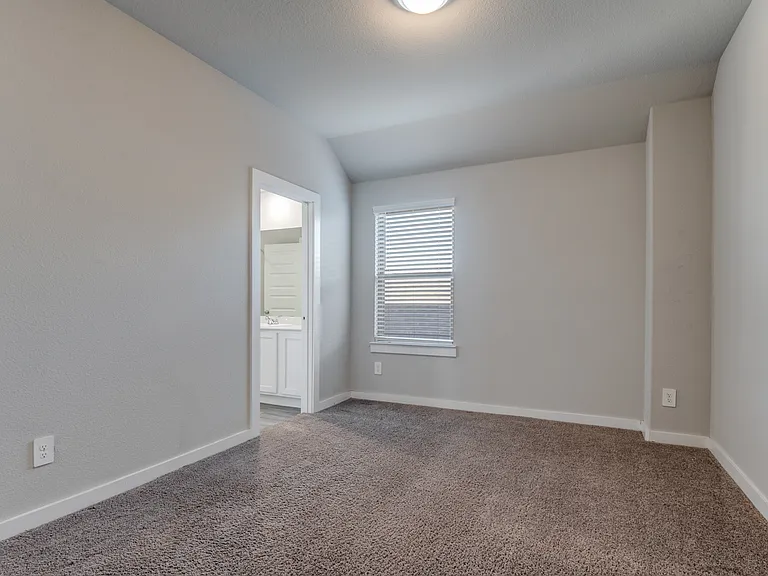 2412 Green River Rd — Photo 13