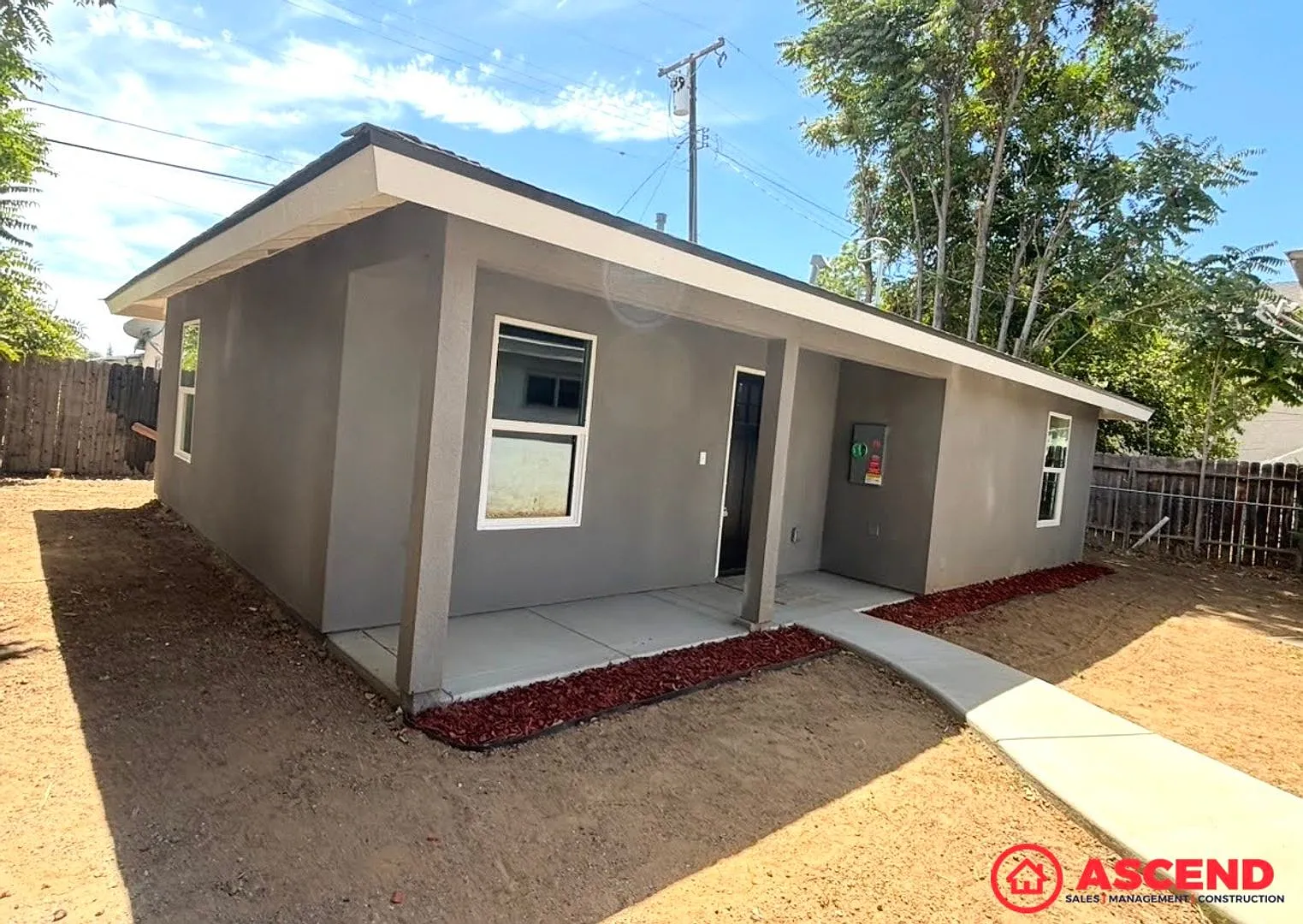 Brand-New 2-Bedroom, 1-Bath Home in Bakersfield Water Included, Pets Welcome — Photo 1