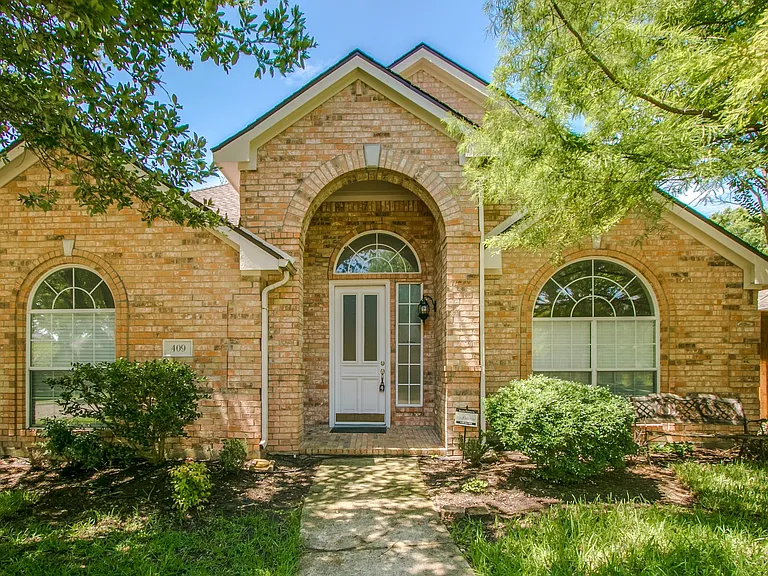 409 Lancashire Dr — Photo 4