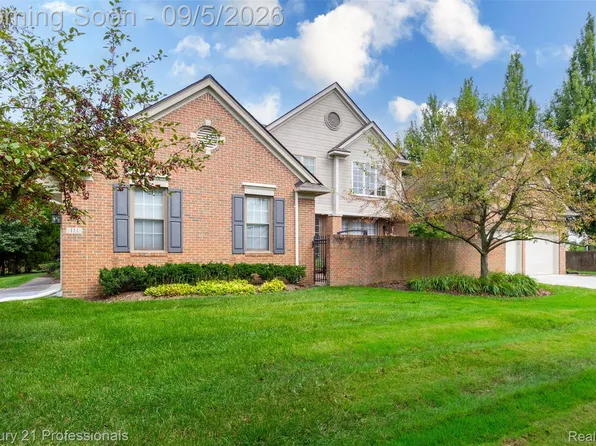 111 Charleston Dr, Troy, MI 48098