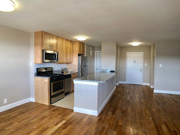 4th image of 80 Riverdale Ave