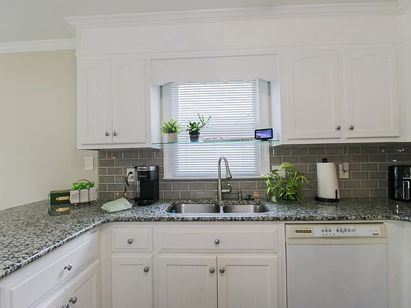5th image of 2101 Oakdale Dr