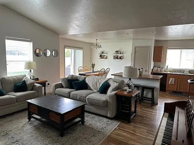 3 bed, 1390 sqft, $2,250 — Photo 2