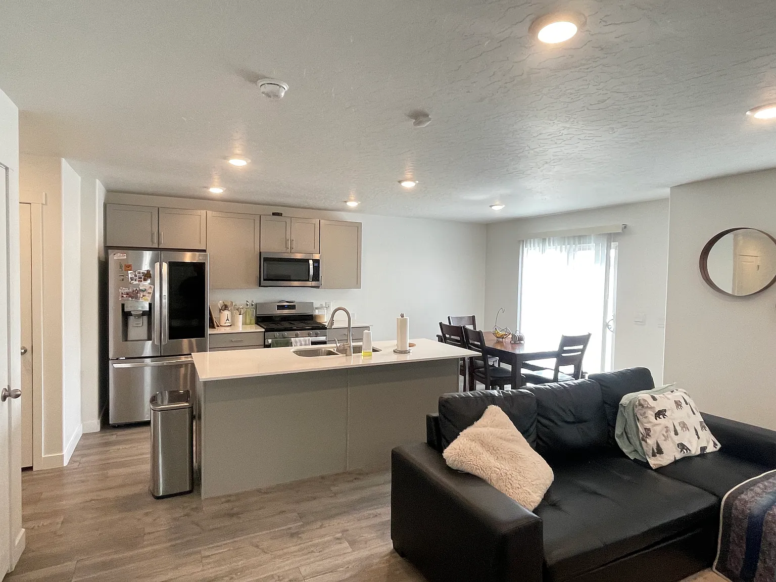 3 bed, 2.5 bath, 2300 sqft, $2,150 — Photo 2