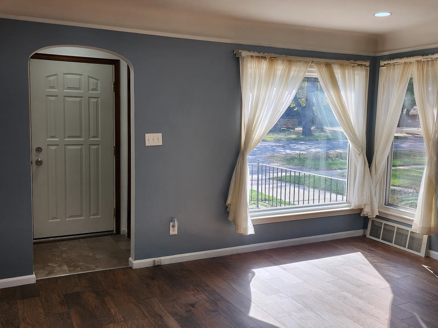 3 bed, 1050 sqft, $1,780 — Photo 4