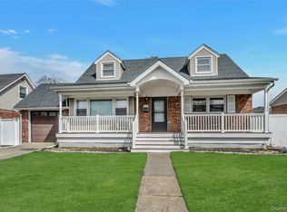 17 Maglie Dr, Hicksville, NY 11801