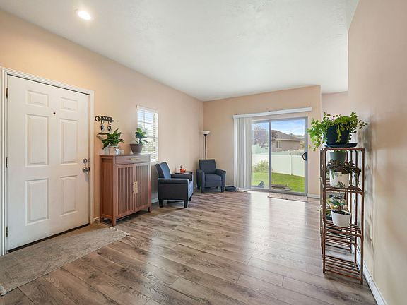 4th image of 1898 W Pointe Loop