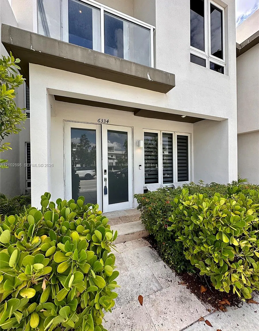 Landmark At Doral — Photo 2