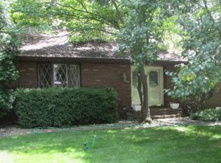 2113 Meadowlake Dr, Charleston, IL