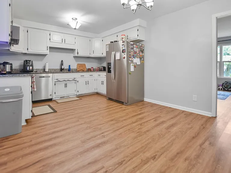 220 Marshall Dr — Photo 6