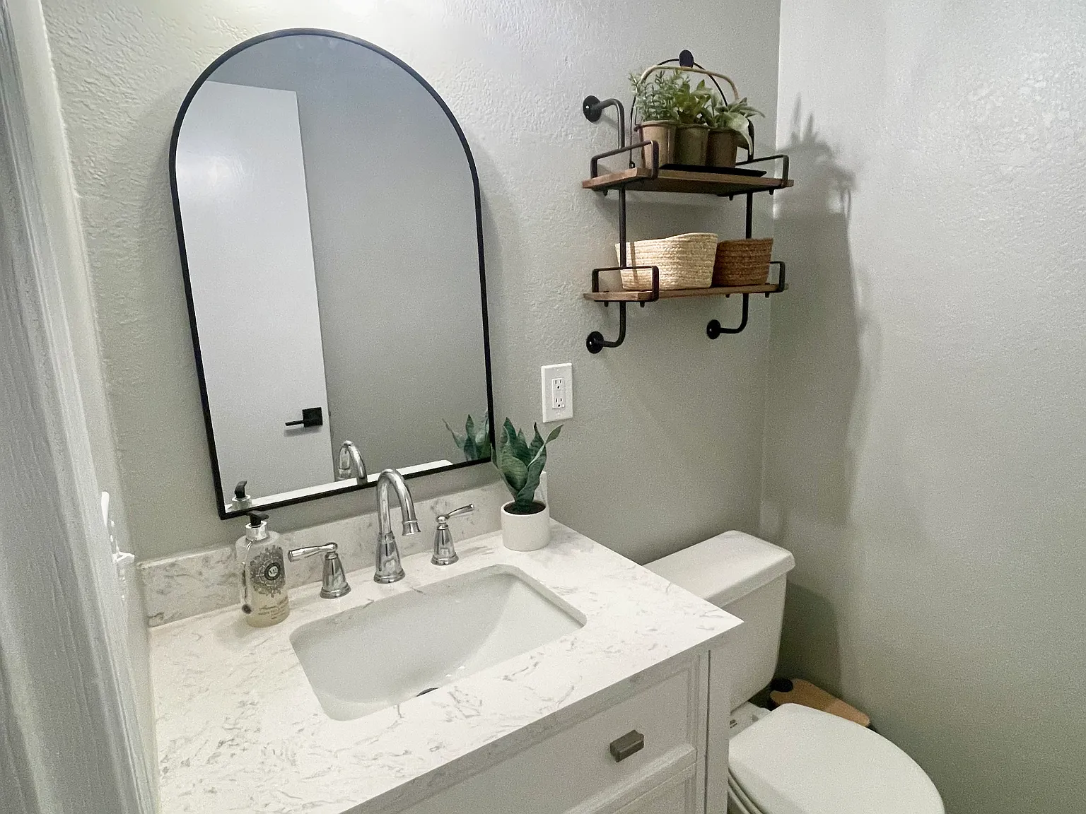 340 NE Highland Ln — Photo 4