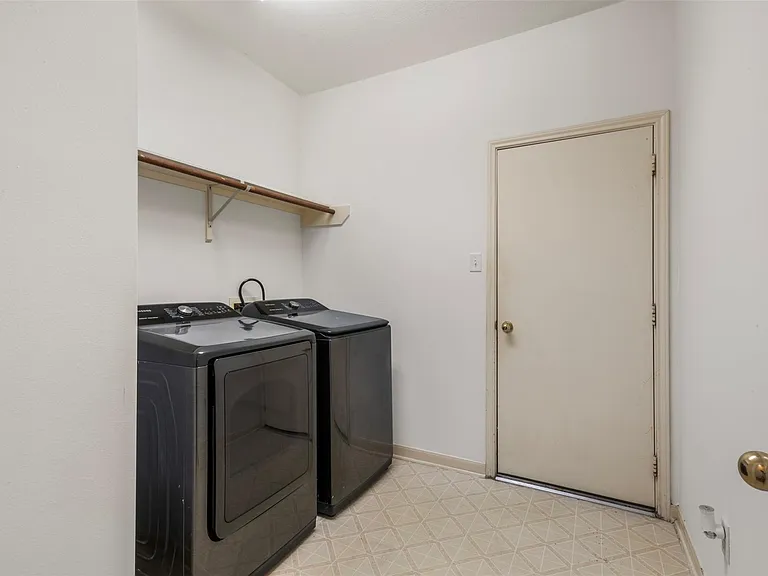9211 Memorial Hills Dr — Photo 24