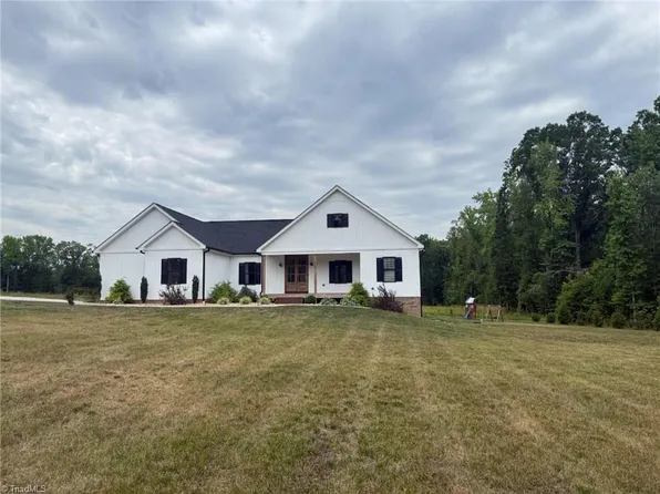 2498 Settle Bridge Rd, Stoneville, NC 27048