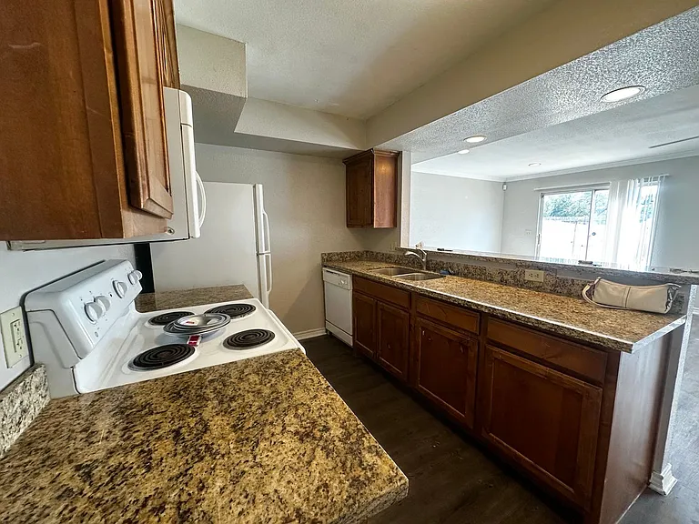 2527 Pascal Ct — Photo 6