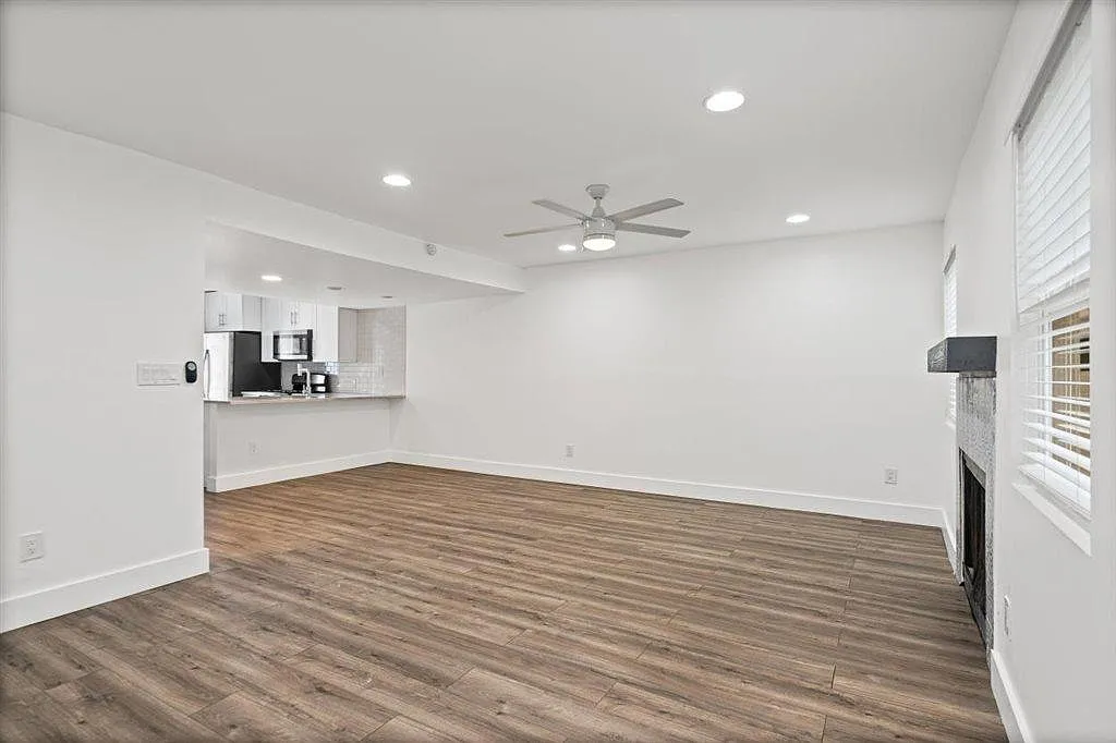 3 bed, 2.5 bath, 1239 sqft, $1,900 — Photo 3