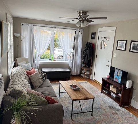 3rd image of 8 Holly St