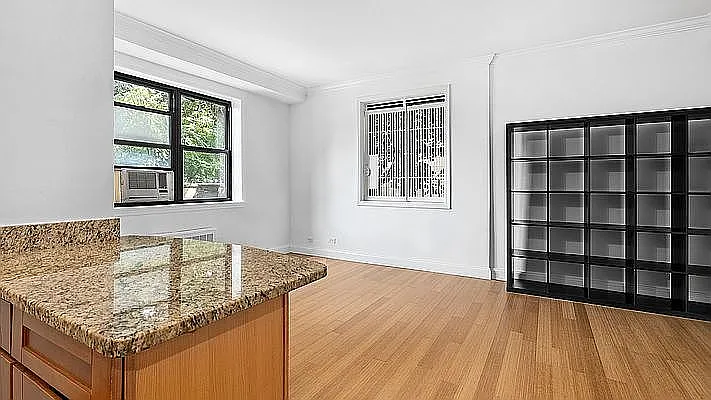 295 Bennett Ave APT 2C photo 1