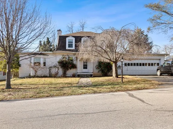 419 College Cir, Staunton, VA 24401