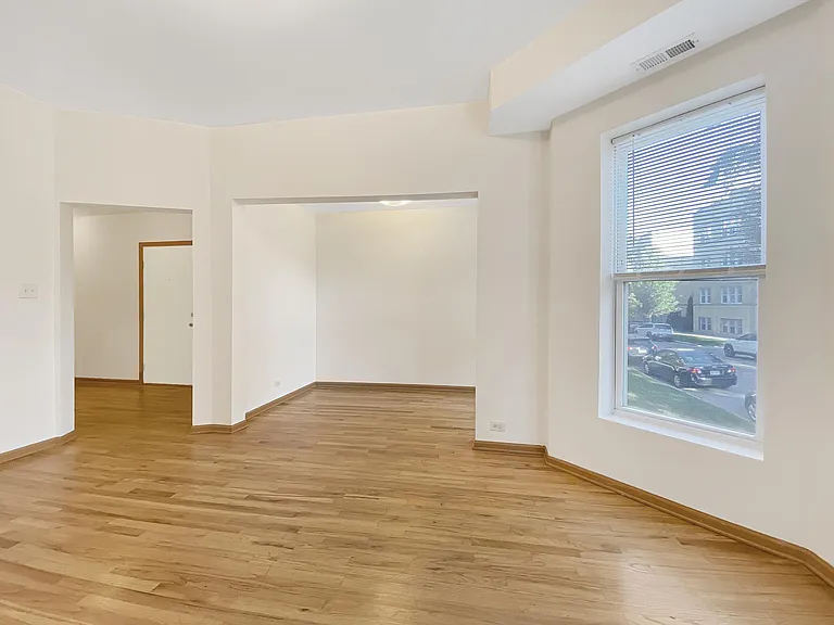2930 W Shakespeare Ave — Photo 5