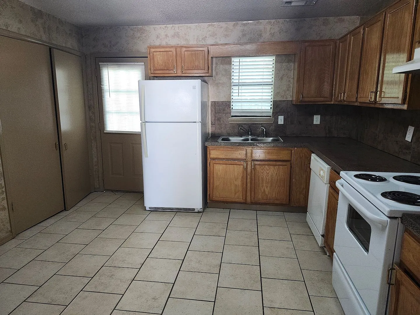 2 Bed/1 Bath Apartment — Photo 3