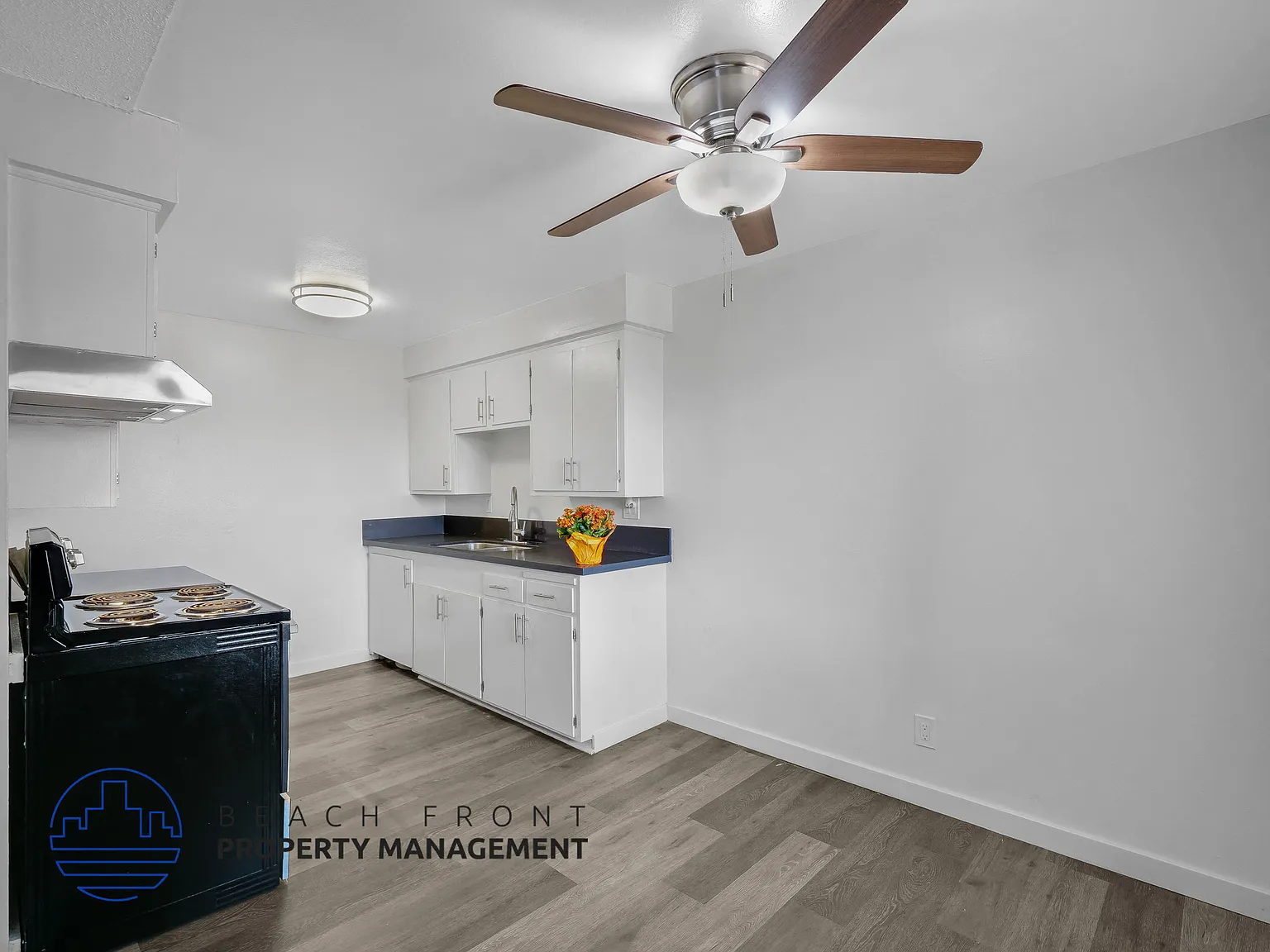 1576 Elm Ave. — Photo 3