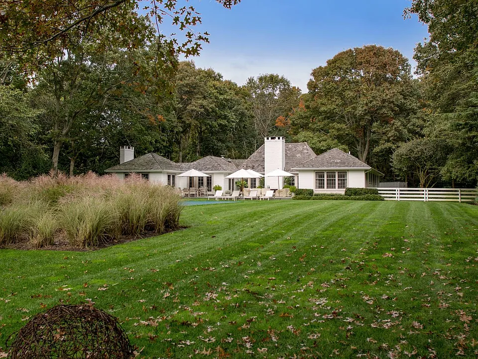 1 Hedge Row Ln