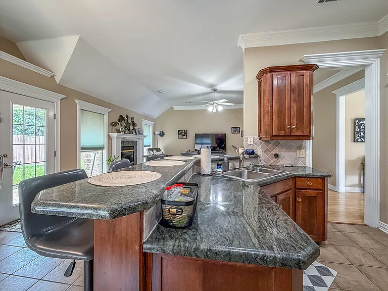 920 Carousel Dr — Photo 10