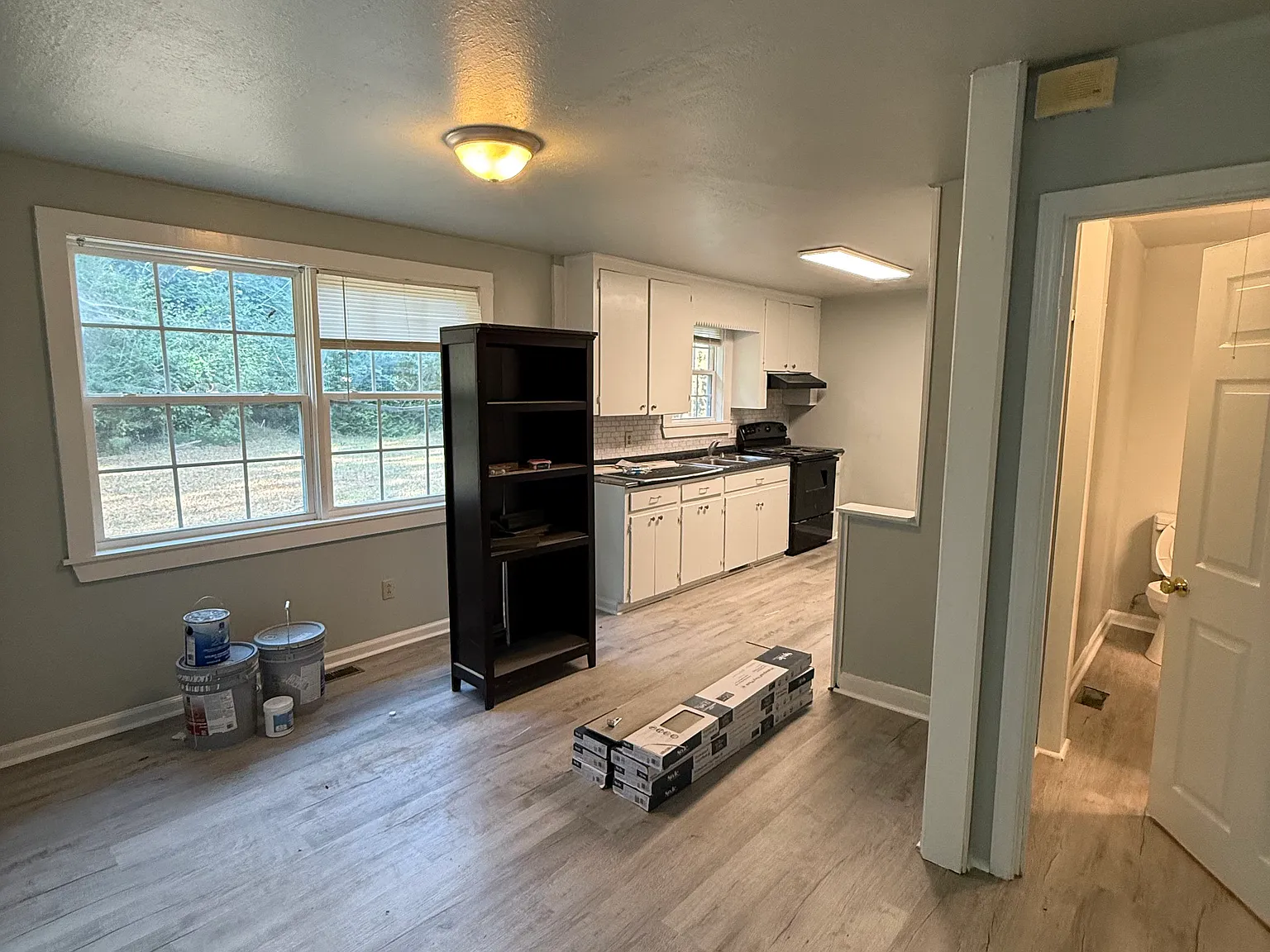 3 bed, 1.5 bath, 1040 sqft, $1,500 — Photo 2