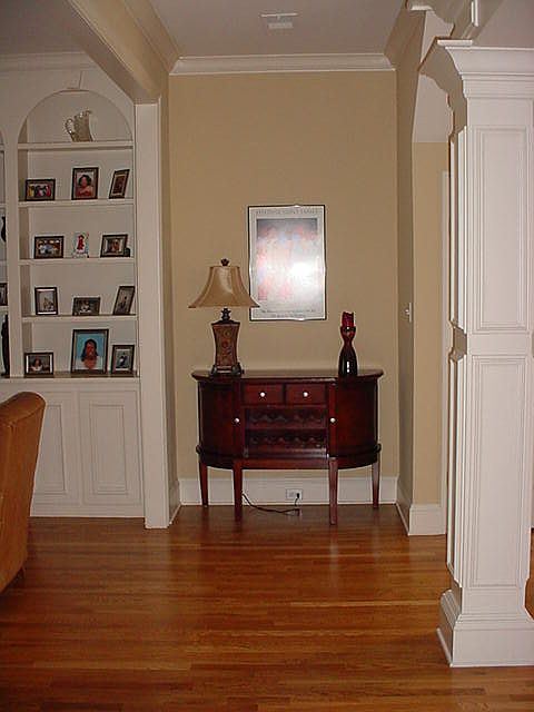 Art niche in hallway between dining room and living room