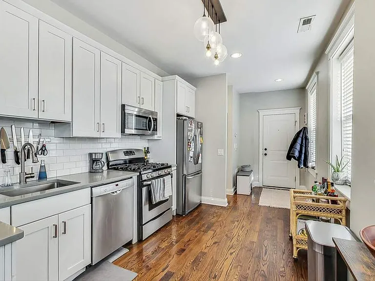 1800 N Honore St #2R — Photo 4
