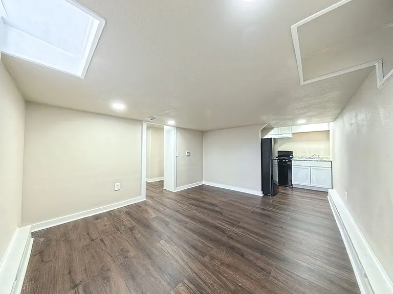 511 W State St — Photo 5