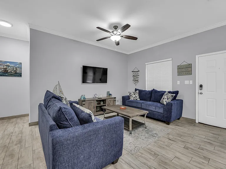 102 E Capricorn Dr #B2 — Photo 2