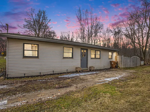913 Maple Dr, Lake Odessa, MI 48849